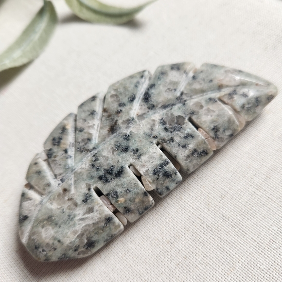 Kiwi jasper leaf carving - crystals gemstone rock - Picture 7 of 7